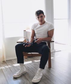 Mens Converse Outfit, Justin Livingston, White Converse Outfits, Latest Mens Wear, Converse Outfits, T Shirt Branca, Sneaker Outfits, Sneaker Trend, Mens Summer Outfits