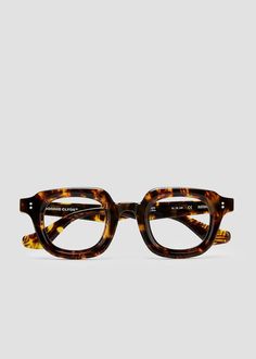 GUSTAVE Artsy Glasses, Bougie Clothes, Glasses Outfits, Bold Glasses, Curved Nose, Glasses Inspiration, Funky Glasses, Mode Zara, Round Glasses Frames