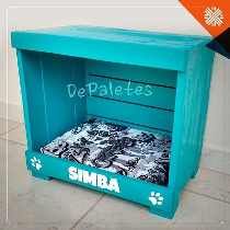 a dog bed made out of an old crate with the word de pallets printed on it