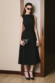 This dress is an elegant and comfortable option for any occasion. Made with high-quality cotton, the dress is soft, breathable, and perfect for all-day wear. The A-line silhouette flatters all body types, while the boat neck adds a touch of sophistication. Knitted Midi Dress, Mean Blvd, Knit Midi, Knit Midi Dress, The Boat, Fall 2024, Designer Collection, Boat Neck, Online Fashion