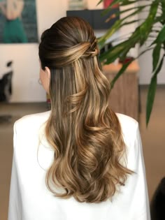 Para te inspirar: uma forma bem moderna de usar tranças com o cabelo semipreso é esse penteado feito pelo @wilianroncolato do @hmbeautylounge 👱♀💕 HM Beauty Lounge: ☎ Tel: (17) 3363-6679 📲 Whats: (17) 98124-9469 #vireinoiva #casamento #festa #noiva #noivas #noivolindo #voucasar #love #amor #wedding #bride #fotografia #estilo #noivado #beauty #cute #photooftheday #lifestyle #decoracao #maquiagem #foco #vestidodenoiva #hair #tendencia #happy #make #dicasvireinoiva Wedding Fayre, Engagement Hairstyles, Hair Charms, Ponytail Bun, Boring Hair, Beauty Lounge, Wedding Hair And Makeup, Bride Hairstyles