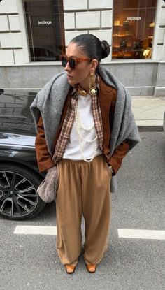 Suede Shirt Outfit, Checked Shirt Outfit, Tops Fall Outfits, Outfit Hiking, Hiking Tattoo, Backpack Hiking, Trendy Fall Outfits, Street Style Winter, Outfit Winter