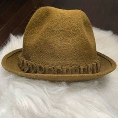 Vintage Lee felt hat with detail crown trim  Exterior is in great condition  Interior lining and rim has some stains  Size 6 3/4 Circumference 20.5'' Beaver Hat, Felt Hat, 1980s Vintage, Caps Hats, Accessories Hats, Bathing Beauties, Felt, Crown, Size 6