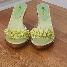 Size 5.5 Never Worn In Excellent Condition Green Floral Detail Y2k Heels, Green Wedges, Floral High Heels, Future Clothes, Lookbook Outfits, Summer Looks, High Heel Shoes, Cute Shoes, Shoes Women Heels