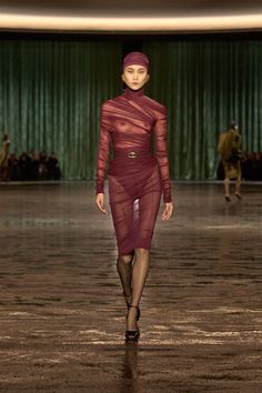 Saint Laurent Fall 2024 Ready-to-Wear https://www.vogue.com/fashion-shows/fall-2024-ready-to-wear/saint-laurent/slideshow/collection#8 Saint Laurent Fashion, Vogue France, Saint Laurent Paris, Bohemian Clothes, Color Trends, Winter Women