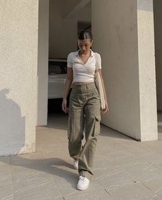 Kargo Outfits, Outfit With Green Cargo Pants, Oversized Cargo Pants Outfit, Green Cargo Pants Outfit Winter, How To Style Green Cargo Pants, Outfits With Green Cargo Pants, Cargo Pants Outfit Girl, Cargo Pants Outfit Hijab, Ootd Cargo