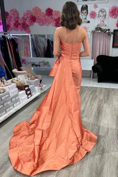 Découvrez la robe parfaite pour votre prochain bal de fin d'année avec notre robe de bal longue froncée sans bretelles magenta. Cette robe élégante présente un design sans bretelles flatteur et de superbes détails froncés, créant une belle silhouette. La couleur magenta audacieuse ajoute une touche de couleur à n'importe quel look et la traîne courte ajoute une touche dramatique. Rehaussez votre style de bal avec cette robe longue incontournable.

 Détail de l'article

 Tissu : Satin
 Silhouett Magenta Prom Dress, Blue Mermaid Prom Dress, Prom Dress With Train, Mismatched Bridesmaids, Belle Silhouette, Mismatched Bridesmaid Dresses, Ruched Maxi Dress, Wedding Dresses With Flowers, Wedding Flower Girl Dresses