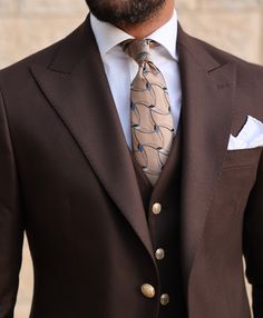 SLIM FIT CHOCOLATE BROWN THREE PIECE MEN’S SUIT WITH PEAK LAPELS with decorative gold buttons The post Kettle Close appeared first on MrGuild Men's Suits. Suit With Black Shirt, Brown Blazer Outfit Men, Brown Blazer Outfit, Suit Cufflinks, Brown Suit, Suits Men Business, Vintage Menswear, Pieces Men, Suits Men