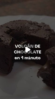 a chocolate cake on a plate with the words volcan de chocolate en 1 minuto