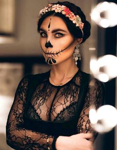 Makijaż Sugar Skull, Simple Eyeshadow Tutorial, Maquillage Halloween Simple, Beautiful Halloween Makeup, Halloween Makeup Sugar Skull, Dead Makeup, Simple Eyeshadow, Cool Halloween Makeup