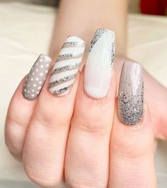 Most Demanding Grey & Sliver Nail Art Design Sparkly Christmas Nails, Nail Art Noel, Christmas Nail Art Ideas, Christmas Nail Art Easy, Holiday Nails Winter, Sparkly Christmas, Art To Make, Red Christmas Nails