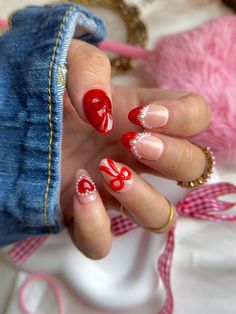 Pinky hearts is part of our Valentine nail sets collection, our gel Press-on nails are hand-crafted by a professional artist, using only the best materials.  Little nails are Reusable, comfortably thick and durable! What's included:  10 x custom nails 1 x  Full Application kit (Wooden stick, Nails buffer, Nail glue, cuticle pusher, alcohol wipe and nail file) 1 x Set of instructions Not sure how to measure your nails? Please add a Sizing kit with your order and we'll ship the sizing kit next-day Valentines Nails With Bow, Valentine S Day Nail, Red And White Christmas Nail Designs, Gel Nail Korean, Christmas Nails Fun, St Valentin Nails, Garland Nails, Red Valentines Nails Acrylic, Valentine’s Nails