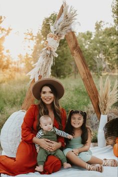 Fall Family Photos Mini Sessions, Boho Mini Photoshoot, Triangle Arch Photoshoot, Xmas Mini Session Ideas Outdoors, Boho Tent Photoshoot, Triangle Arch Fall Photoshoot, Boho Outdoor Photoshoot Setup, Boho Fall Mini Session Ideas, Boho Photo Props