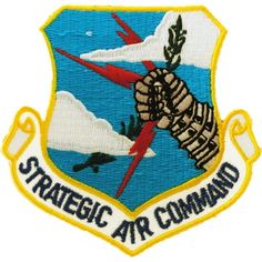 an air command patch with the words,'stretic air command'on it