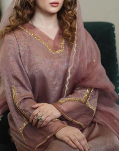 Velvet Suit Sleeves Design, Golden Velvet Suit, Neck Designs For Velvet Suits, Velvet Suit Neck Design, Pakistani Sleeves Design, Pakistani Kurti Designs, Velvet Suit Design, Pakistani Designer Suits