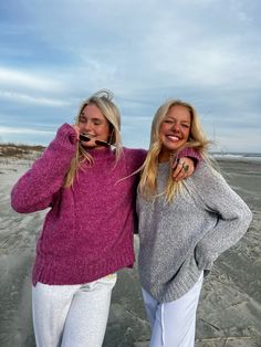 Beach picture inspo Winter Beach, Beach Picture, Sweater Refashion, Beach Waves, Beach Girl, Beach Photography, Beach Pictures, Beach Outfit, Beach Vacation