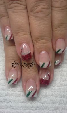 Classy Christmas Gel Nails, Winter Tips Nails, Mrs Claus Hairstyle, Xmas French Tip Nails, Holiday French Manicure, French Manicure Christmas Nails, French Tip Christmas Nail Ideas, French Nails Christmas, Winter Toe Nails