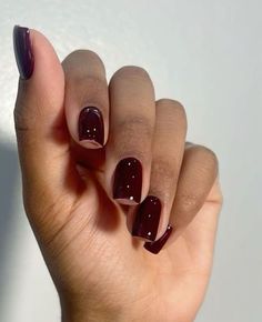 Get inspired by November Nails: 15 Trendy November Nail Ideas to Try for a Chic, Seasonal Look! This collection includes rich hues like deep maroon, copper, and dark teal, paired with chic details like gold leaf and subtle glitter. Perfect for any occasion, these nails will keep your look stylish and seasonal all month long. 🍁✨ #NovemberNails #TrendyDesigns #FallNails #ChicNails #NailInspo #NailGoals Manicure Ideas For Black Women, Sns Nails Black Women, Dark Short Square Nails, Short Square Nails Fall Colors, Dark Nails Ideas Art Designs, Chocolate Brown French Tip Nails, Clancy Nails, Classy Nails Short Fall, Fall Natural Nails