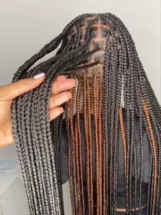 Peakaboo Braids Brown And Black, Peakboo Braids Long, Knotless Box Braids Peek A Boo Color Brown, Smeduiem Knotless Peekaboo, Knowles’s Peekaboo Braids, Braided Hairstyles For Black Women Peek A Boo, Peekaboo Braids With Brown, Black Brown Knotless Braids, Pee A Boo Braids