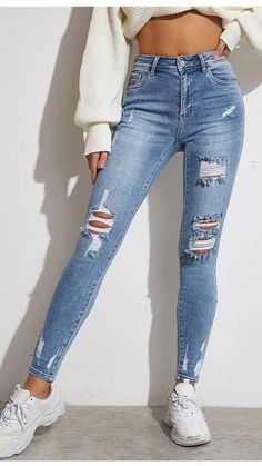 Spine Tattoo and Ripped Jeans: A Bold Fashion Statement Denim Jeans Outfit, Lady Clothes, Casual Denim Jeans, White Vintage Dress, Chic Jeans, Denim Outfits, Denim Chic, Jeans Outfit