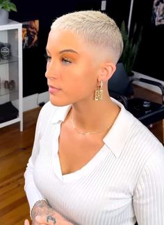 Black Womens Fade Haircut Short Hair, Buzz Cut Women Round Face, Short Haircut For Round Faces, Short Buzzed Hair, Very Short Pixie Haircut, Fade Haircut Women, Haircut For Round Faces