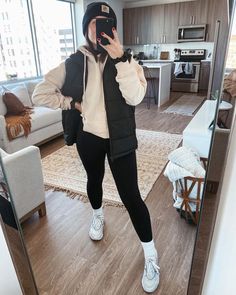 Outfit With Vest Aesthetic, Puffer Vest Outfits For Women Streetwear, Cute Vest Outfits Fall, Puffy Vest For Women, Cute Outfits With A Puffer Vest, Cute Winter Vest Outfits, Cute Outfits With A Black Vest, Outfit Ideas With A Vest, Cute Outfits With Vests Fall