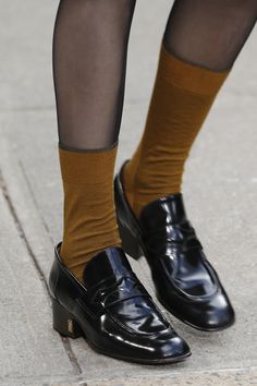 Outfits With Doc Martens Chelsea Boots, Doc Marten Chelsea, 2017 Outfits, Boots 2020, Doc Martens Outfit, Shoes And Socks, Parisienne Chic, British Vogue