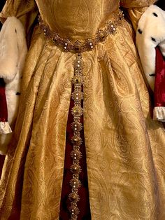 Mary Queen of Scots Portrait replica girdle belt This belt is a full long length Tudor/Elizabethan style girdle belt for historical reenactment. It is my replica of the belt worn by Mary, Queen of Scots (1542-1587) in the 17th Century portrait by unknown artist, Blairs Museum, Aberdeen (The Scottish Catholic Heritage Collections Trust). The Mary Stuart painting depicts the queen as a young woman of around 21 years of age. The belt is made with multi layer antique golden findings, with kundan pearls and Tudor ouches. The bottom of the belt has an ornate cross. The belt is fully adjustable to fit with a sturdy extension chain to the back and waist.  The belt is photographed on a Tudor gown to show you the full effect. The purchase price is for the belt only. The belt will come wrapped in our Tudor Fashion Women, 1400s Fashion, Elizabethan Clothing, Medieval Queen, Tudor Gown, 17th Century Portraits, Bamboo Skirt, Elizabethan Costume, Sacred Geometry Clothing