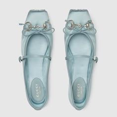 This iconic Horsebit ballet flat pays homage to the original ballet shoe silhouette defined by a squared tucked toe cap and the delicate bow detail. This style is crafted in shiny satin and defined by a light gold-toned Horsebit. The "sacchetto" construction ensures a high level of comfort, thanks also to the soft padded insole. Bow Detail, High Level, Ballet