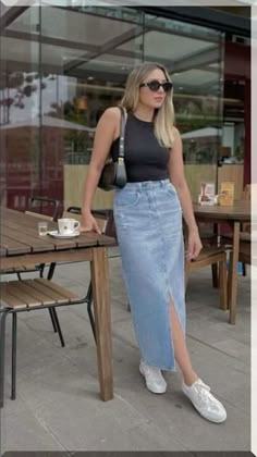 Saia Jeans na PROMOÇÃO SHOPEE LINK ABAIXO ⬇️  #moda#look#jeans#casual#shopee#shein#workout Maxi Denim Skirt Outfit, Long Jean Skirt Outfits, Denim Skirt Outfit Ideas, Midi Skirt Outfits Summer, Denim Skirt Outfit