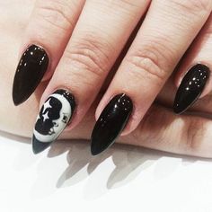 Now thats a puuurfect combo, rad black moon nails by #nailsbybreee #nailinspo… Nails Moon, Hallographic Nails, Manicure Natural, Nails Goth, Witchy Nails, Moon Nails, Gothic Nails, Goth Nails, Grunge Nails