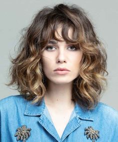 Fine Curly Hair With Bangs, Medium Length Wavy Hair With Bangs, Wavy Shag Haircut Short, Wavy Hair With Bangs, Pelo Bob Ondulado, Curly Hair With Bangs, Short Curly Haircuts, Short Wavy Hair, Curly Hair Inspiration