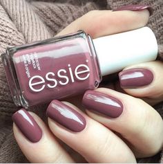 Malgré les tendances, on ne peut nier que le web a ses chouchous. Que diriez-vous de découvrir la couleur de vernis à ongles la plus populaire de la toile ? Essie Angora Cardi, Pedicure Gel, Popular Nail Colors, Manicure Y Pedicure