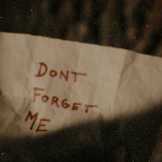 a piece of paper that says don't forget me