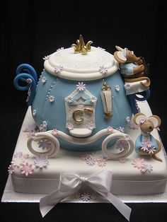 there is a cake that looks like it has been made to look like a baby carriage