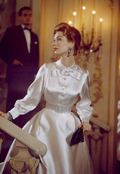 Stile Pin Up, Nina Leen, Vintage Fashion 1950s, Glamour Vintage, Satin Evening Dresses, Fashion 1950s, فستان سهرة, Vestidos Vintage