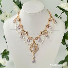 Parure de bijoux Lucella Lucella est une pièce magnifique avec des breloques brillantes et une pièce maîtresse audacieuse. Il présente des breloques brillantes mélangées à des touches de blanc et de bleu clair. La pièce maîtresse audacieuse et les breloques en forme de goutte d'eau scintillent comme des diamants, ajoutant une touche d'élégance. Avec son esprit royalcore, ce collier est parfait pour des événements spéciaux ou une soirée, il apportera une touche de princesse à n'importe quel look. ?? Description : veuillez mesurer votre tour de cou avec un fil à l'endroit où vous souhaitez que votre collier repose une fois porté. Choisissez la taille qui correspond le mieux à votre mesure. Chaque collier est livré avec une rallonge de + 2 pouces pour un réglage supplémentaire Description : c Bride Jewelry Gold, Bridgerton Jewelry, Blue And White Necklace, Necklace Prom, Prom Necklace, Bold Centerpieces, Earrings For Bride, Prom Necklaces, Jewelry Bride