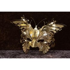 Farfalla Mask Maschera in cartapesta, con inserto in metallo. Maschera veneziana da indossare e per la decorazione - Maschera veneziana tradizionale e originale in cartapesta, fatta a mano e decorata con inserto in metallo, foglia d'oro e glitter, arricchita con cristalli Swarovski. Dimensione: Tutte le nostre maschere sono maschere fatte a mano in cartapesta realizzate a Venezia. I nostri decoratori utilizzano tecniche tipiche della tradizione veneziana come stucchi, acrilici, foglia oro e arge Masquerade Mask Full Face, Blood Jewelry, Butterfly Masquerade Mask, Lalita Devi, Dnd Character Outfits, Court Of Fey And Flowers, Gothic Masquerade, Fairytale Halloween, Cinderella Drawing