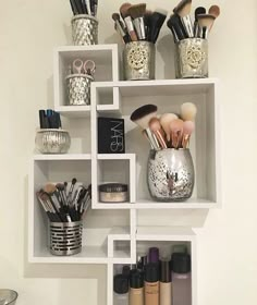 x pinterest/angelic515☾ Makeup Room Diy, Diy Makeup Organizer, Rangement Makeup, Design Ložnic, Zimmer Diy, Makeup Station, Makeup Organization Diy, Vanity Room, Free Furniture