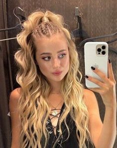 Women Trends 2023, Braids Into Straight Hair, Hoco Hairstyles With Braids, Braids For Concerts, Long Hair Rave Styles, Concert Braids Hairstyles, Under Braids Hairstyles, Bday Hairstyles Ideas Long Hair, Jazz Dance Hairstyles Dancers