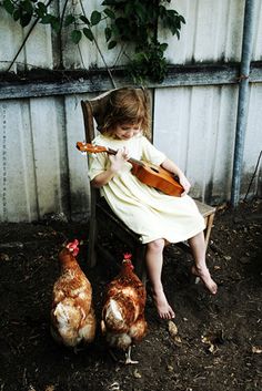 Élever des enfants 2.0 Down On The Farm, Jolie Photo, On The Farm, A Chair, Country Life, Farm Life, Country Girls, Country Living, Ukulele