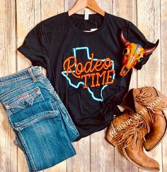 Creating A Capsule Wardrobe, Cute Western Outfits, Nfr Style, Rodeo Time, Cactus Rose, Southern Outfits, Country Style Outfits, Cute Country Outfits, Rodeo Shirts