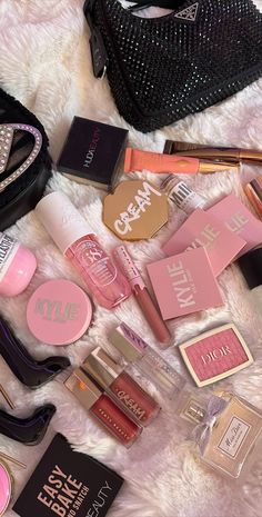 Makeup Items Aesthetic, Maquillage Aesthetic, Makeup Collection Aesthetic, Makeup Aesthetic Products, Makeup Collaboration, Cosmetic Aesthetic, New Makeup Trends, Makeup Beauty Room, Trending Makeup