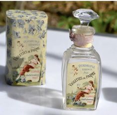 Vintage Parfum, Fragrance Bottles, Pretty Perfume Bottles, Perfume Bottle Art, Perfume Packaging, Antique Perfume Bottles, Antique Perfume, Vintage Makeup, Vintage Perfume Bottles