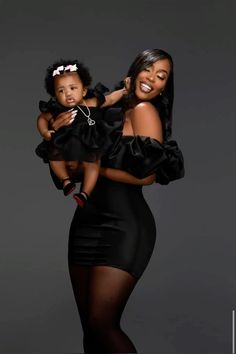 Mommy Daughter Photoshoot, Mommy Daughter Pictures, Mommy Daughter Photos, Kash Doll, Cute Pregnancy Pictures, Newborn Mom, Family Photoshoot Outfits, Mommy Goals, Baby Momma