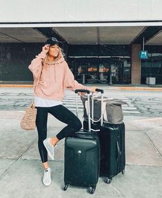 Casual Airport Outfit, Friday Wear, Travel Style Airport, Plane Outfit, Travel Fashion Airport, Airport Travel Outfits, Comfy Travel Outfit, Airplane Outfits