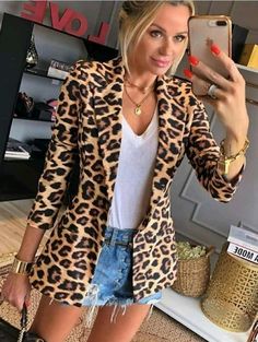 BLAZER FEMININO Leopard Print Blazer Outfit, Leopard Blazer Outfit, Blazer And Denim Shorts, Looks Adidas, Animal Print Blazer, Leopard Print Outfits, Blazer Outfits Casual, Leopard Outfits, Look Office