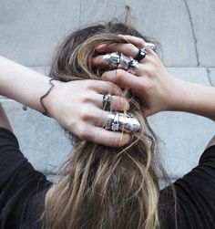 shell rings. Armor Ring, Fashion Blogger Style, Chunky Rings, Funky Jewelry, Soft Grunge, Jewelry Inspo, Messy Hairstyles, Piercing Jewelry, Hands On