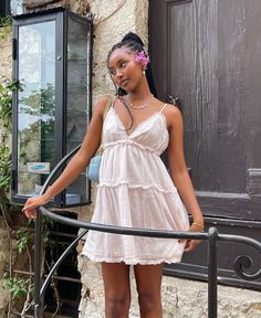 Feminine Black Women, Holiday Outfits Summer, Rest Stop, Cruise 2023, Instagram Flowers, Effortlessly Chic Outfits, How To Pose, Boho Summer