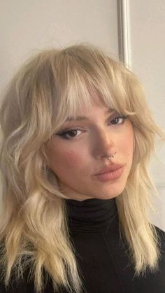 Blonde Hair And Bangs, Hairstyles Drawing, Hairstyles Natural, Women's Hairstyles, Mullet Hairstyle, Short Hair With Bangs